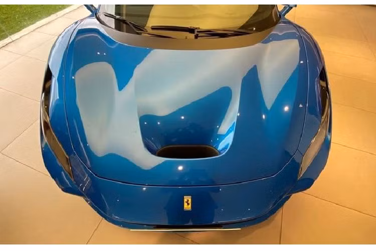 Cuối cùng và cũng là yếu tố đáng chú ý nhất của F8 Tributo chính là khối động cơ tăng áp kép V8 3,9 lít mạnh mẽ nhất mà Ferrari từng sản xuất. Thực tế, đây vẫn là loại dùng trên 488 GTB nhưng đã được cải tiến rất nhiều để F8 Tributo có tới 710 mã lực và mô-men xoắn cực đại 770Nm. F8 Tributo chỉ cần 2,9 giây để chạy nước rút từ 0 - 100 km/h, 7,8 giây để tăng tốc từ 0 - 200 km/h, trước khi cán tốc độ tối đa 340 km/h.