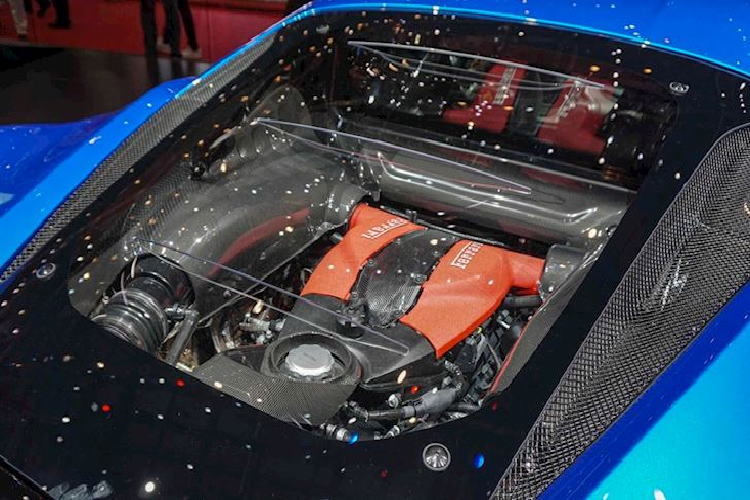 Tương tự 488 Pista, thân xe khí động học của F8 Tributo được Ferrari phát triển trực tiếp trên đường đua. Vì vậy mà xe có một số tính năng giống như siêu xe đua, có thể kể đến như bộ tản nhiệt mạnh mẽ phía trước hay khe hút gió làm mát động cơ đặt ở hai bên của cánh lướt gió thay vì hai bên sườn.