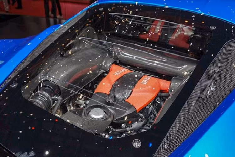 Tương tự 488 Pista, thân xe khí động học của F8 Tributo được Ferrari phát triển trực tiếp trên đường đua. Vì vậy mà xe có một số tính năng giống như siêu xe đua, có thể kể đến như bộ tản nhiệt mạnh mẽ phía trước hay khe hút gió làm mát động cơ đặt ở hai bên của cánh lướt gió thay vì hai bên sườn.