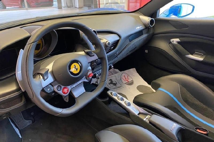 Siêu phẩm Ferrari F8 Tributo có kích thước dài x rộng x cao lần lượt là 4.611 x 1.979 x 1.206 mm, dài hơn 43mm, rộng hơn 27mm và thấp hơn 7mm so với mẫu xe tiền nhiệm 488 GTB. Đặc biệt, nhờ áp dụng công nghệ tiên tiến và các vật liệu hiện đại mà F8 Tributo nhẹ hơn những 55kg so với 488 Pista, F8 chỉ nặng 1.330kg. Cùng với các con số kích thước mới, thân xe của Ferrari F8 Tributo đã được cải thiện 10% hiệu quả khí động học so với 488 GTB.