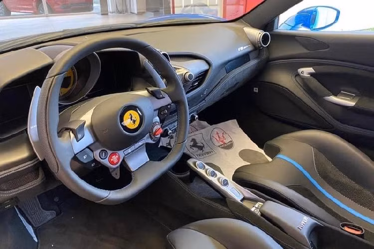 Siêu phẩm Ferrari F8 Tributo có kích thước dài x rộng x cao lần lượt là 4.611 x 1.979 x 1.206 mm, dài hơn 43mm, rộng hơn 27mm và thấp hơn 7mm so với mẫu xe tiền nhiệm 488 GTB. Đặc biệt, nhờ áp dụng công nghệ tiên tiến và các vật liệu hiện đại mà F8 Tributo nhẹ hơn những 55kg so với 488 Pista, F8 chỉ nặng 1.330kg. Cùng với các con số kích thước mới, thân xe của Ferrari F8 Tributo đã được cải thiện 10% hiệu quả khí động học so với 488 GTB.