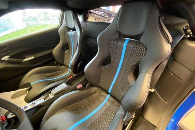 Ở phía sau, nắp động cơ của F8 Tributo lại gợi nhớ đôi chút tới huyền thoại F40. Cụm đèn hậu là loại hai cặp đèn tròn mỗi bên đặc trưng của thương hiệu. Xe được trang bị phiên bản mới của hệ thống kiểm soát áp suất phanh ở kẹp phanh Ferrari Dynamic Enhancer (FDE+) có thể kích hoạt lần đầu khi xe ở chế độ RACE, trước khi tham gia một cuộc đua tốc độ nào đó