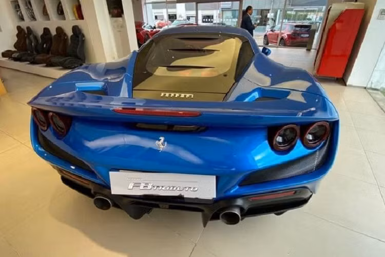 Về thiết kế ngoại thất, cũng giống như "đàn anh" 488 Pista, Ferrari F8 Tributo mới sở hữu ngôn ngữ thiết kế "S-Duct" với họng hút gió trước lấy cảm hứng từ xe đua F1, giúp tăng thêm 15% lực ép xuống mặt đường so với mẫu xe tiền nhiệm. Phần đầu xe nổi bật với cụm đèn pha dạng Full-LED nằm ngang thanh mảnh, gọn gàng hơn, các khe hút gió mới đặt ngay bên trên giúp cải thiện luồng khí trong vòm bánh xe trước.