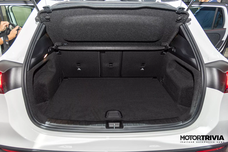 Tại Thái, nội thất của GLA 2021 được trang bị gói nội thất thể thao AMG với vô lăng thể thao 3 chấu, hàng ghế trước là ghế thể thao, ghế ngồi được bọc da Artico kết hợp với vải Dymanica màu đen. Cặp màn hình hỗ trợ lái &amp; giải trí có kích thước 10,25 inch sử dụng hệ thống thông tin giải trí MBUX, hệ thống điều hòa tự động Thermotronic.