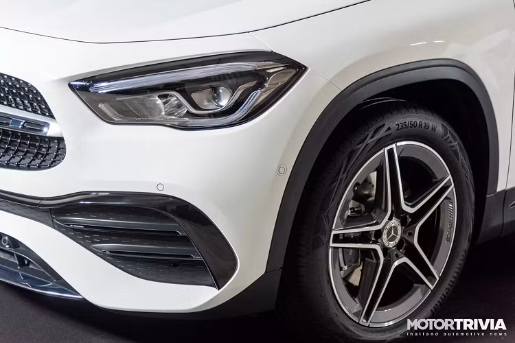 Hỗ trợ lái với kiểm soát hành trình + giới hạn tốc độ Speedtronic, cảnh báo áp suất lốp, nhắc nhở người lái mệt mỏi khi cầm lái xe. Hệ thống hỗ trợ giữ khoảng cách Distronic, hỗ trợ đánh lái…