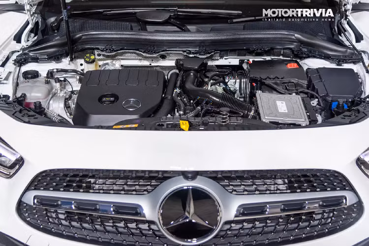 Trong danh mục sản phẩm xe gầm cao của Mercedes-Benz, dòng GLA được định vị thấp nhất, tức nằm dưới GLB và GLC. Nếu về Việt Nam trong thời gian tới, Mercedes-Benz GLA 2021 có thể sẽ lắp động cơ 1.3L tăng áp tương tự như tại Thái Lan, đồng thời GLA sẽ trở lại cạnh tranh trực tiếp với các đối thủ phân phối chính hãng như: BMW X1/X2, Volvo XC40 hay Audi Q3/Q3 Sportback.