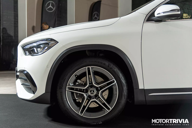 Tại thị trường Việt, từ trước đến nay dòng xe Mercedes-Benz GLA được nhập khẩu nguyên chiếc, thay vì lắp ráp trong nước như các dòng xe khác. Trước đó, GLA được Mercedes-Benz Việt Nam (MBV) phân phối 3 phiên bản: 200, 250 AMG và 45; có giá bán từ 1,6 – 2,3 tỷ đồng, xe sử dụng động cơ 1.6L và 2.0L tăng áp. Hiện tại, được biết sắp tới MBV sẽ mang GLA thế hệ mới về Việt Nam, khả năng là vào năm sau.