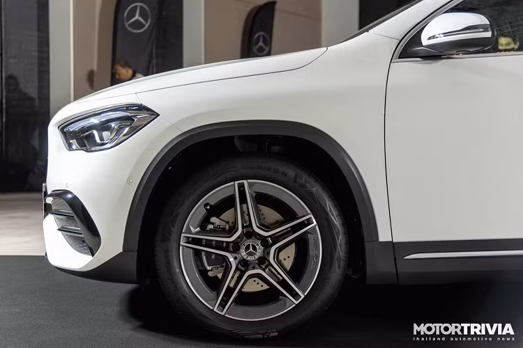 Tại thị trường Việt, từ trước đến nay dòng xe Mercedes-Benz GLA được nhập khẩu nguyên chiếc, thay vì lắp ráp trong nước như các dòng xe khác. Trước đó, GLA được Mercedes-Benz Việt Nam (MBV) phân phối 3 phiên bản: 200, 250 AMG và 45; có giá bán từ 1,6 – 2,3 tỷ đồng, xe sử dụng động cơ 1.6L và 2.0L tăng áp. Hiện tại, được biết sắp tới MBV sẽ mang GLA thế hệ mới về Việt Nam, khả năng là vào năm sau.
