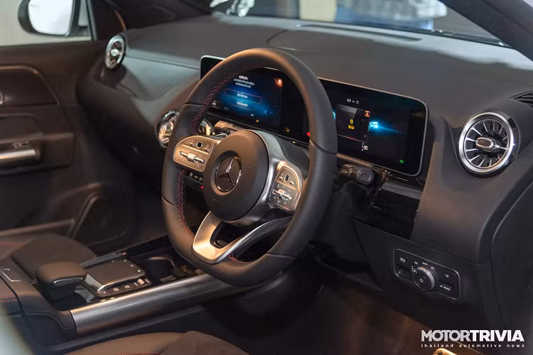 Mercedes-Benz GLA 200 AMG Dynamic lắp động cơ xăng 4 xi-lanh thẳng hàng, dung tích 1.3L tăng áp, mã (M282) có nguồn gốc từ động cơ của Renault, cho công suất cực đại 163 mã lực tại 5.500 vòng/phút, mô-men xoắn cực đại 250Nm đạt từ dải vòng tua từ 1.620 - 4.000 vòng/phút, kết hợp với hộp số ly hợp kép 7 cấp 7G-DCT, dẫn động cầu trước (FWD). Động cơ tương tự như dòng GLB 200 AMG tại Việt Nam.