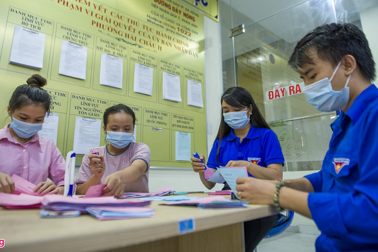 Tại UBND quận Hải Châu, đoàn thanh niên, hội phụ nữ được huy động cùng thực hiện việc in, phân loại thẻ.