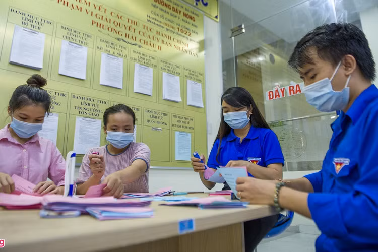Tại UBND quận Hải Châu, đoàn thanh niên, hội phụ nữ được huy động cùng thực hiện việc in, phân loại thẻ.