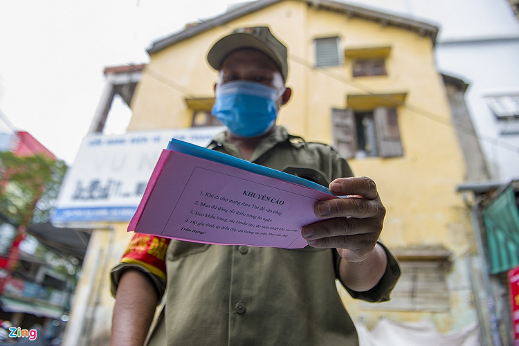 Phía sau thẻ có ghi một số thông tin khuyến cáo cho người dân, như việc đi chợ nhất thiết phải mang theo thẻ, mua đồ dùng tối thiểu trong 3 ngày, đeo khẩu trang, sát khuẩn tay khi vào chợ...