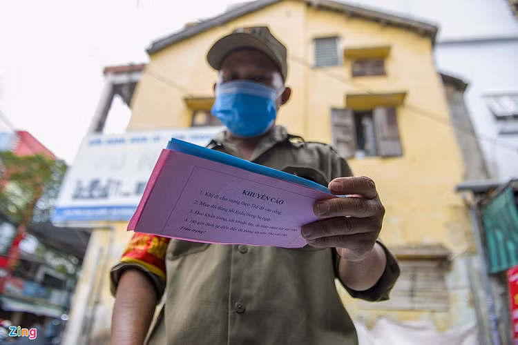 Phía sau thẻ có ghi một số thông tin khuyến cáo cho người dân, như việc đi chợ nhất thiết phải mang theo thẻ, mua đồ dùng tối thiểu trong 3 ngày, đeo khẩu trang, sát khuẩn tay khi vào chợ...