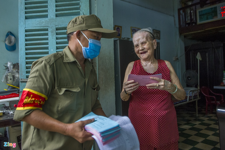 Bà Trần Thị Hậu (84 tuổi), ngụ phường Hải Châu 2, khá bất ngờ khi nhận được thẻ vào chợ. Sau một lúc được ông Huy giải thích, bà mới hiểu mục đích phát hành thẻ và bật cười. "Đã rất lâu rồi, việc đi chợ mới dùng thẻ như vậy. Nhưng dù sao việc này cũng giúp hạn chế người đi chợ, giảm bớt nguy cơ lây lan của dịch Covid-19", bà Hậu nói. 
