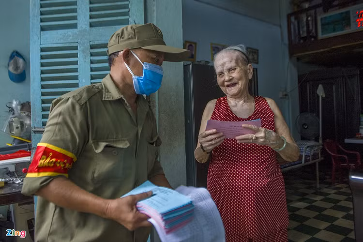 Bà Trần Thị Hậu (84 tuổi), ngụ phường Hải Châu 2, khá bất ngờ khi nhận được thẻ vào chợ. Sau một lúc được ông Huy giải thích, bà mới hiểu mục đích phát hành thẻ và bật cười. "Đã rất lâu rồi, việc đi chợ mới dùng thẻ như vậy. Nhưng dù sao việc này cũng giúp hạn chế người đi chợ, giảm bớt nguy cơ lây lan của dịch Covid-19", bà Hậu nói. 