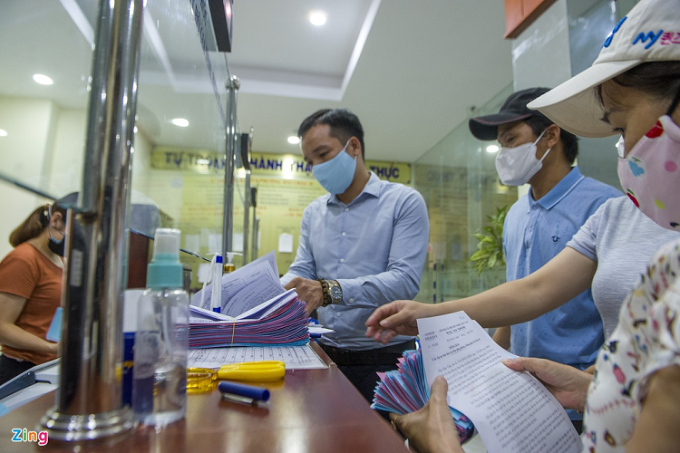 Đại diện ban quản lý tổ dân phố các phường, xã đến UBND quận Hải Châu nhận thẻ vào chợ, sau đó về phát cho người dân. 