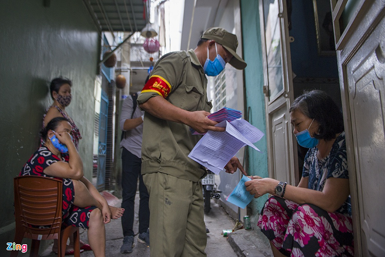 Ông Trần Đình Lâm Huy, bảo vệ tổ dân phố, cho biết chiều 11/8, ông vừa đi nhận 66 thẻ vào chợ cho các hộ dân tại tổ 22 (đường Phạm Ngũ Lão, phường Hải Châu 2). Ngay sau đó, ông đi phát cho mọi người. 