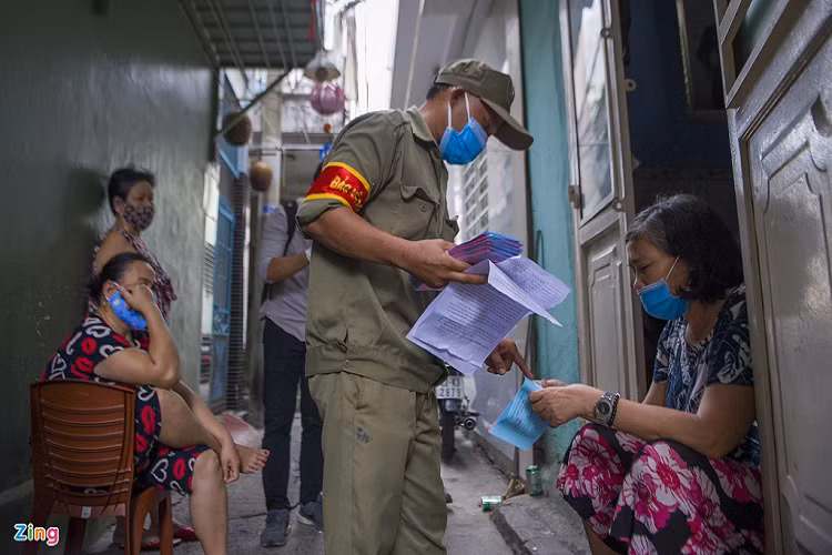 Ông Trần Đình Lâm Huy, bảo vệ tổ dân phố, cho biết chiều 11/8, ông vừa đi nhận 66 thẻ vào chợ cho các hộ dân tại tổ 22 (đường Phạm Ngũ Lão, phường Hải Châu 2). Ngay sau đó, ông đi phát cho mọi người. 