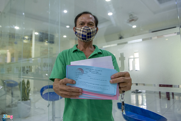 Ông Nguyễn Văn Sự, Tổ trưởng tổ 8, phường Hải Châu 2, đến UBND quận nhận phiếu đi chợ. "Tổ tôi có 53 hộ dân, khá đông. Tôi tranh thủ đến nhận thẻ về phát trong chiều nay cho bà con, để sáng mai họ kịp đi chợ sớm", ông Sự cho biết.