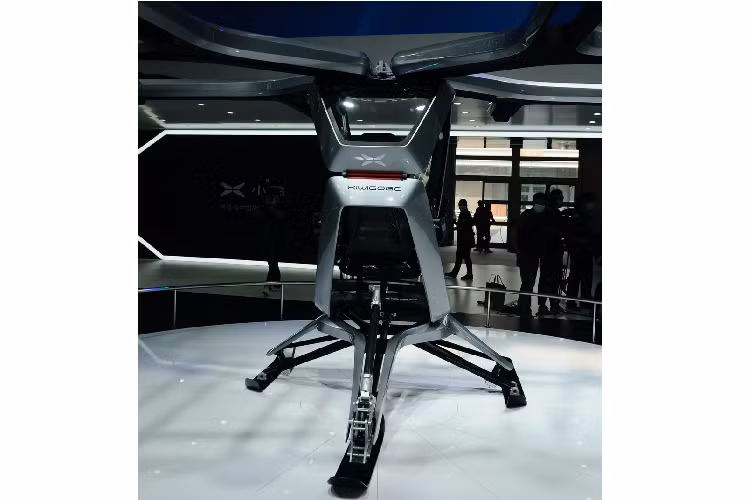 Phương tiện theo dạng drone này có 8 bộ cánh quạt tương đương 8 bộ đẩy và một bộ khung hình hộp capsule, và tất cả hoạt động nhờ một nguồn năng lực điện thuần chủng. Kiwigogo đang được phát triển bởi Xpeng Heitech, một đơn vị công nghệ được sở hữu chính bởi nhà sáng lập và CEO của Xpeng Motors, Hà Tiểu Bằng. Công ty nói rằng dự án xe bay sẽ giúp mài dũa nghiên cứu của họ vào các lĩnh vực di chuyển, công nghệ điện và kỹ thuật số.