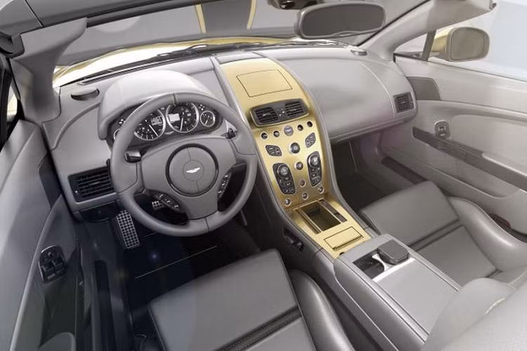 Marella nói thêm: “Và hai màu sắc phù hợp nhất chính là vàng và bạch kim – tương ứng với những thứ kim loại quý. Trong khi vàng là biểu tượng của sự thuần khiết và khác biệt, mang giá trị tri ân cho 1 thể kỉ qua thì bạch kim tượng trưng cho sự bền bỉ, ổn định và hoàn mỹ - thứ chúng tôi hướng tới trong 100 năm trước mắt.”