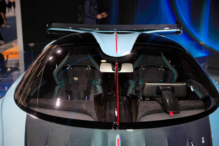 Hiện thông số cụ thể của Hồng Kỳ S9 vẫn chưa được công bố. Chỉ thấy rằng, Hồng Kỳ S9 2021 mới sở hữu thiết kế đậm chất thể thao với chiều cao hạn chế và cánh gió đuôi cỡ lớn. Xe được trang bị bộ vành hình ngôi sao lạ mắt và 2 đầu ống xả cỡ lớn nằm giữa bộ khuếch tán gió phía sau. Ngoài ra, Hồng Kỳ S9 còn có một đường kẻ màu đỏ, kéo dài từ nắp ca-pô đến kính lái, qua nóc và đến tận đuôi phía sau. Đường kẻ màu đỏ này được coi là đặc điểm nhận dạng của những mẫu xe Hồng Kỳ mới.