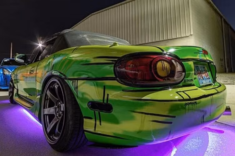 Giống như chiếc 350Z, chiếc MX-5 phong cách anime với lớp sơn mới có thể đánh lừa mắt nhìn và trông như thể đang chuyển động kể cả khi đứng im. Chiếc xe của Monteiro dường như không phải là nguyên bản chính hãng, bởi nó có hệ thống treo thấp hơn và bộ la-zăng lớn hơn so với bản tiêu chuẩn. Nó cũng có lắp đặt hệ thống đèn màu tím dưới gầm và là kiểu mui trần với mui vải mềm.