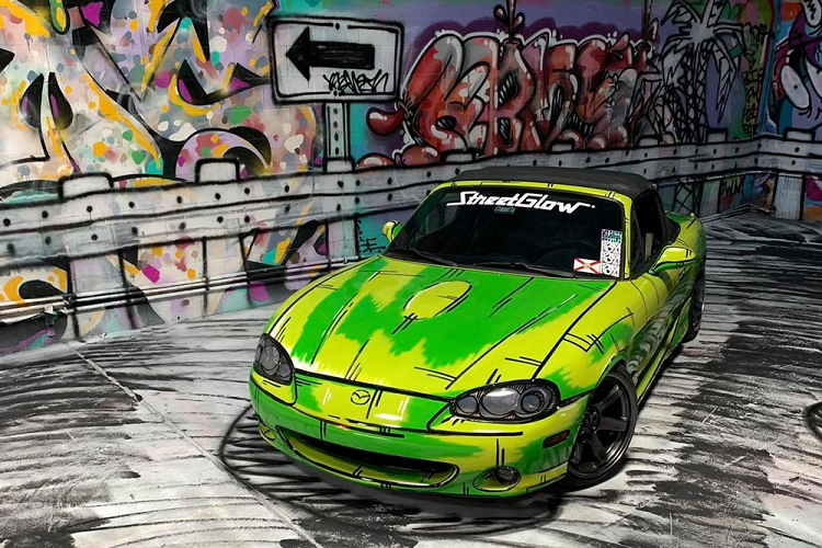 Một lần nữa lại sử dụng kết hợp các bình sơn xịt Montana Cans và bút đánh dấu, chiếc Mazda MX-5 Miata mới giờ đây trông cũng ấn tượng như chiếc 350, thậm chí là ấn tượng tới mức hai chiếc xe có thể phối hợp tạo nên một cảnh drift hoành tráng y hệt hoạt hình. Trước khi nhận được lớp sơn mới màu xanh lục, chiếc Miata này vốn có thiết kế màu xanh lam/đen hoàn toàn khác biệt.