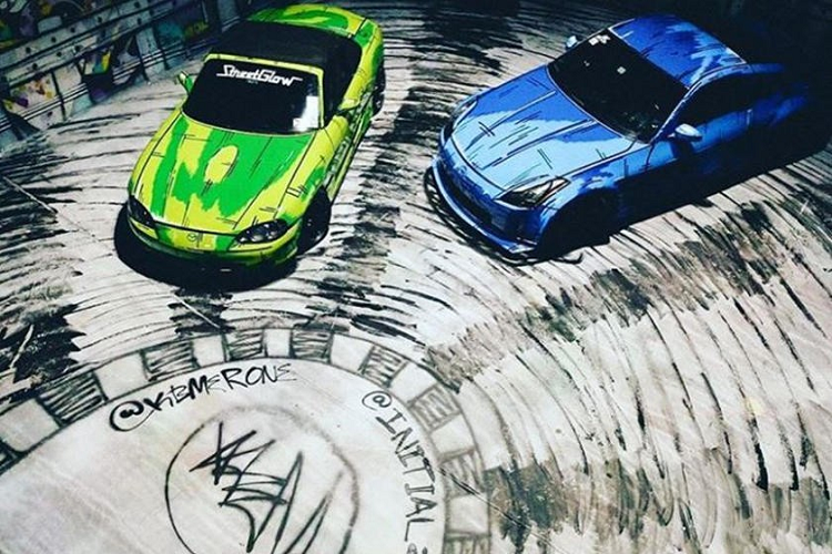 Cách đây vài ngày, họa sĩ graffiti Kyle Bryce Monteiro, còn có nghệ danh “KBMER”, đã khiến chúng ta kinh ngạc với lớp sơn độ dành cho một chiếc xe thể thao Nissan 350Z, giúp chiếc xe thể thao Nhật Bản mang dáng vẻ như trong anime. Rõ ràng, sự tiếp nhận tích cực đối với chiếc 350Z đã truyền cảm hứng cho KBMER tiếp tục tạo nên một chiếc xe nghệ thuật nữa. Lần này là cho chính chiếc Mazda MX-5 Miata của anh ấy.