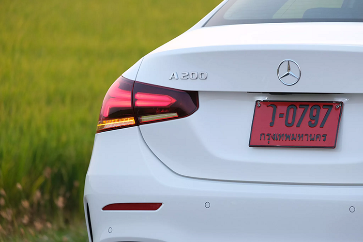 Với công suất hơn 300 mã lực, A35 4MATIC sedan trở thành mẫu xe hiệu năng cao “entry level” trong gia đình Mercedes-AMG, khá thú vị dành cho người nhập môn chơi xe Đức đang tìm kiếm một mẫu sedan nhỏ gọn mạnh mẽ.