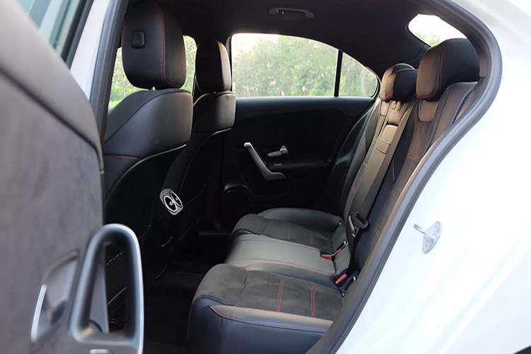 A35 mang công suất 306 mã lực được cung cấp bởi động cơ 2.0L tăng áp (M260), đi kèm với hộp số ly hợp kép 7 cấp AMG SPEEDSHIFT DCT 7G.