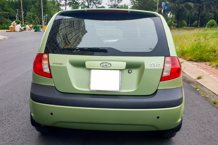 Bên cạnh giá bán hợp lý, Hyundai Getz giá rẻ vẫn mang ưu điểm ở nội thất rộng rãi sẵn sàng đáp ứng đủ cho nhu cầu sử dụng của gia đình nhỏ. Hyundai Getz có kích thước (DxRxC): 3.825 x 1.665 x 1.495 mm và chiều dài cơ sở 2.455 mm, kích thước này không thua kém bất kỳ đối thủ nào trong phân khúc.