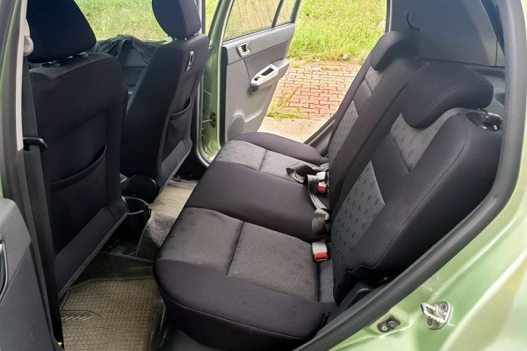 Tổng thể xe thiết kế kiểu hatchback 5 cửa, “dàn chân” Getz đi kèm với bộ mâm hợp kim 5 chấu có kích thước 15 inch.