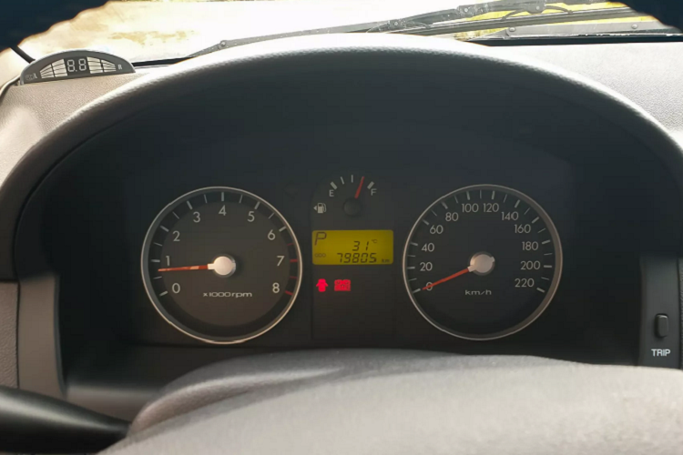 Ra đời cách đây khoảng 15 năm, ngoại thất Getz mang thiết kế đơn giản với đèn pha halogen. Cản trước sau có thêm các thanh nẹp hông bằng nhựa cứng tạo nét cá tính, đồng thời chống xước, va quẹt khi xe vào các điểm đỗ chật hẹp, chi tiết này cũng là một điểm độc đáo để lại dấu ấn khó quên của dòng Getz. 