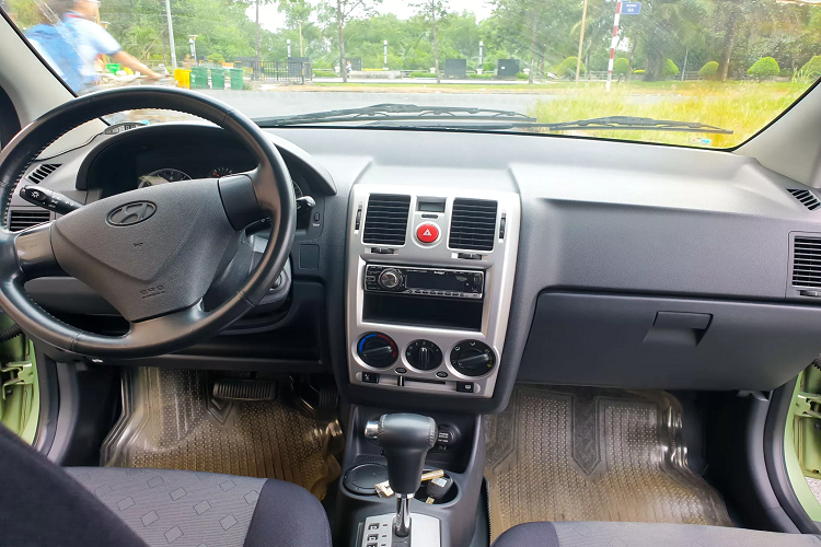 Động cơ 1.4L này “ăn uống” khá tiết kiệm với tiêu hao nhiên liệu trung bình khoảng 6,5L lít/100 km trên đường hỗn hợp. Bên cạnh đó, Getz còn có phiên bản máy 1.1L nhỏ hơn. Các trang bị an toàn trên Getz ở mức cơ bản như túi khí bảo vệ người lái và dây đai an toàn tự căng.