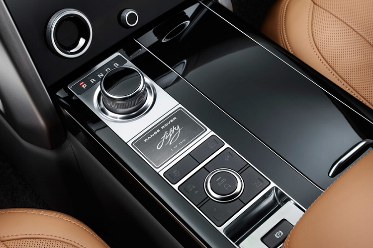 Sức mạnh của Range Rover Fifty đến từ khối động cơ tăng áp 2.0L cùng động cơ điện 85 kW, sản sinh tổng công suất 398 mã lực và mô-men xoắn cực đại 640 Nm.