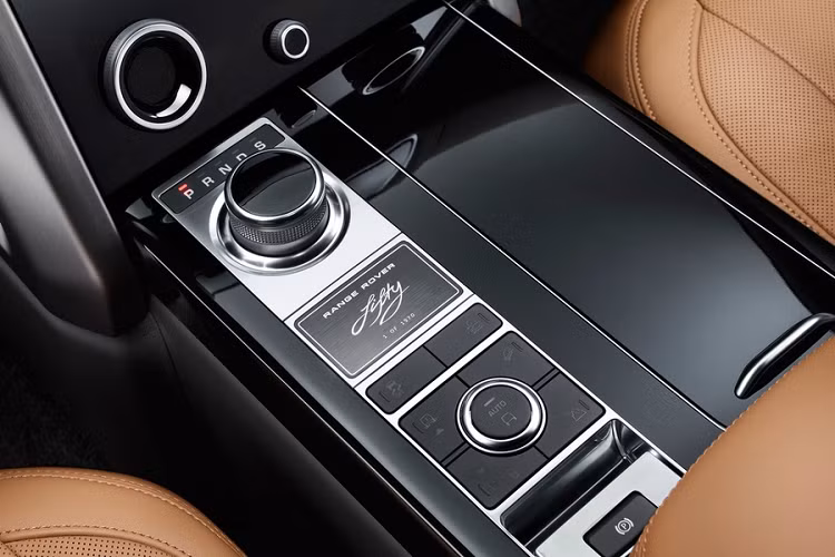 Sức mạnh của Range Rover Fifty đến từ khối động cơ tăng áp 2.0L cùng động cơ điện 85 kW, sản sinh tổng công suất 398 mã lực và mô-men xoắn cực đại 640 Nm.