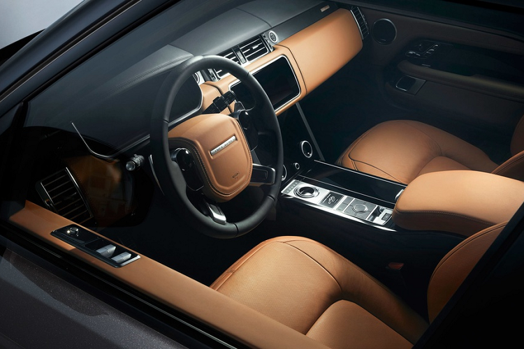 Bên trong khoang lái cũng nhận được một vài điểm thay đổi, nổi bật nhất là bệ cửa phát sáng.