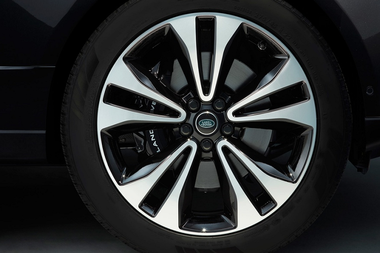 Mâm xe trên Range Rover Fifty có kích thước 22 inch với 2 kiểu dáng cho khách hàng lựa chọn, nhiều chi tiết ngoại thất của xe được đính kèm họa tiết "Fifty" đặc biệt.