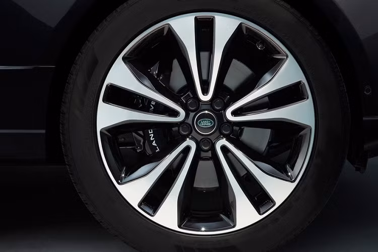 Mâm xe trên Range Rover Fifty có kích thước 22 inch với 2 kiểu dáng cho khách hàng lựa chọn, nhiều chi tiết ngoại thất của xe được đính kèm họa tiết "Fifty" đặc biệt.