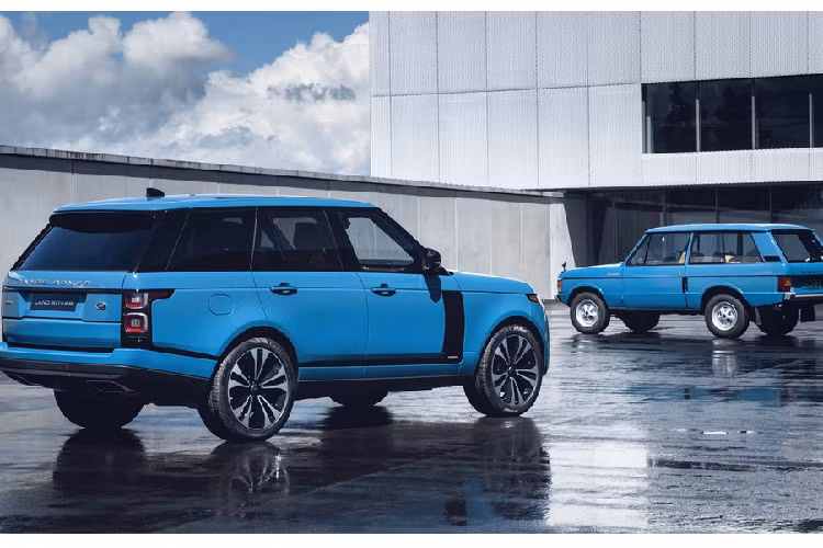 Range Rover vừa có thêm phiên bản đặc biệt kỷ niệm 50 năm thành lập mẫu SUV này mang tên Range Rover Fifty mới. Mẫu xe này sẽ được sản xuất giới hạn với số lượng 1970 chiếc, trùng với năm ra mắt chiếc Range Rover đầu tiên.