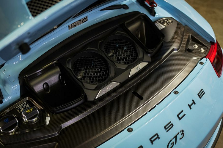 Cùng với hộp số sàn 6 cấp, 911 GT3 luôn được biết đến với khả năng đem lại sự gắn kết tuyệt vời giữa người lái, hộp số, động cơ và mặt đường. Giá xe Porsche 911 GT3 trong bài viết này đang được đấu giá trên trang Bring A Trailer tương đương khoảng 3 tỷ đồng.