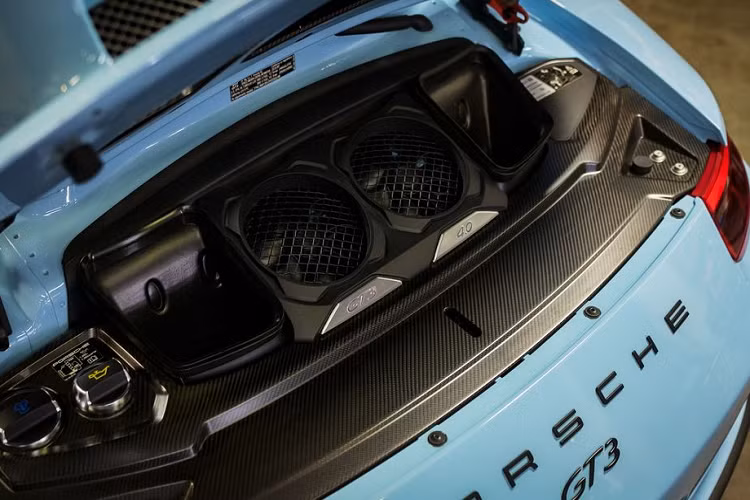 Cùng với hộp số sàn 6 cấp, 911 GT3 luôn được biết đến với khả năng đem lại sự gắn kết tuyệt vời giữa người lái, hộp số, động cơ và mặt đường. Giá xe Porsche 911 GT3 trong bài viết này đang được đấu giá trên trang Bring A Trailer tương đương khoảng 3 tỷ đồng.