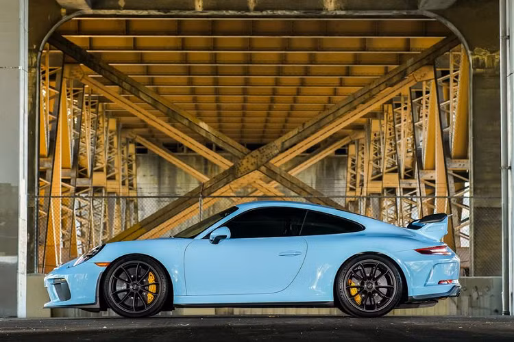 Về nhân vật chính, chiếc Porsche 911 GT3 chạy lướt trong bài viết khoác lên mình tấm áo Xanh ngọc Gulf Blue cá tính và thời thượng. Là một trong những tùy chọn bổ sung, màu sơn này cũng có giá không dưới 12.830 USD (300 triệu VNĐ) vào thời điểm 2018, khi chiếc xe được mua mới.