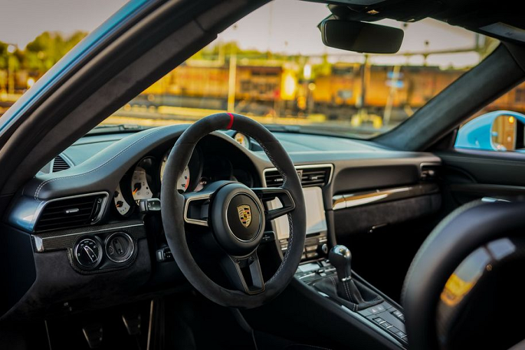 Cung cấp sức mạnh cho chiếc coupe thể thao này là khối động cơ Boxer 4.0 lít với 6 xy lanh hoạt động, tạo ra tổng công suất 493 mã lực và 460 Nm khả năng đạt vòng tua tối đa lên tới 9000 vòng / phút.