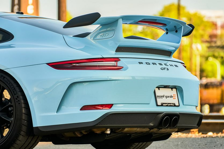 Bước vào bên trong, khoang cabin của chiếc 911 GT3 này xuất hiện với hệ thống ghế xe đua với khung từ sợi carbon và bề mặt chất liệu bọc da pha lẫn Alcantara, hệ thống âm thanh vòm từ Bose, các thanh nẹp từ sợi carbon trên bảng taplo hay ngưỡng cửa và cuối cùng là cụm vô lăng bọc Alcantara với đường chỉ đỏ tại góc 12 giờ.