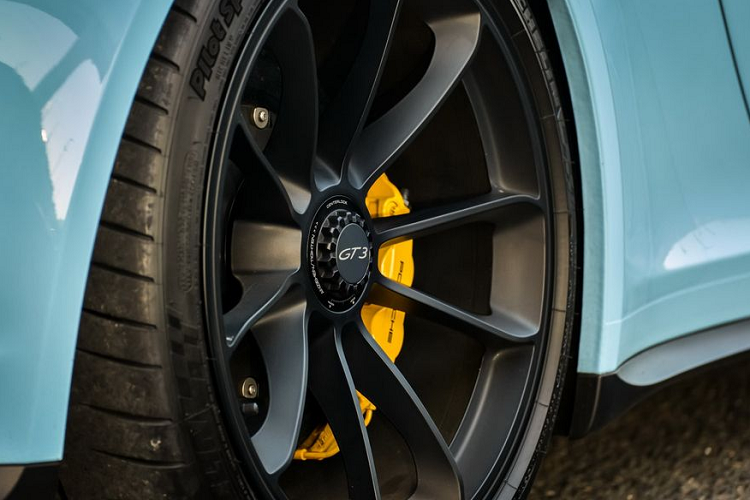 Tô điểm cho sắc xanh quyến rũ nay là 4 bộ mâm sơn đen kích thước 20-inch với bộ khóa trung tâm (centerlock) chuẩn chất xe đua. Một số chi tiết còn lại cũng được sơn đen bao gồm các tấm lưới phía trước, tấm cánh gió cỡ lớn phía sau hay cụm đèn pha LED.