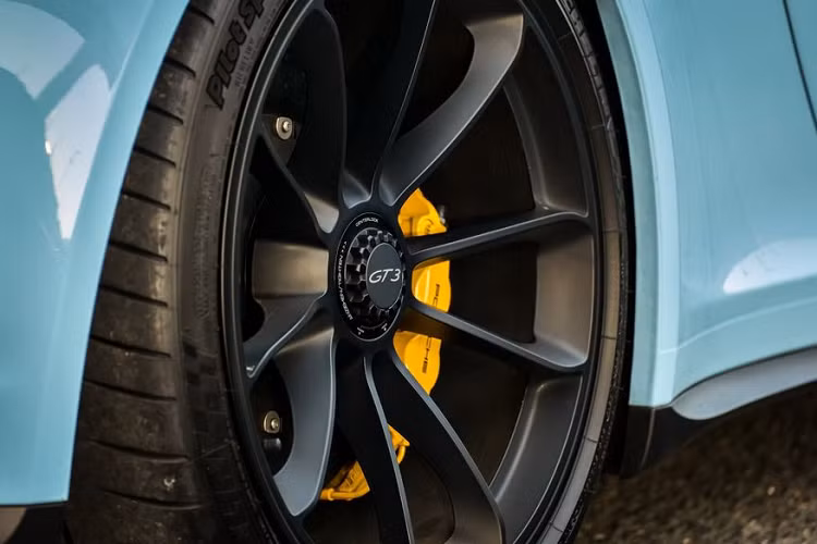 Tô điểm cho sắc xanh quyến rũ nay là 4 bộ mâm sơn đen kích thước 20-inch với bộ khóa trung tâm (centerlock) chuẩn chất xe đua. Một số chi tiết còn lại cũng được sơn đen bao gồm các tấm lưới phía trước, tấm cánh gió cỡ lớn phía sau hay cụm đèn pha LED.