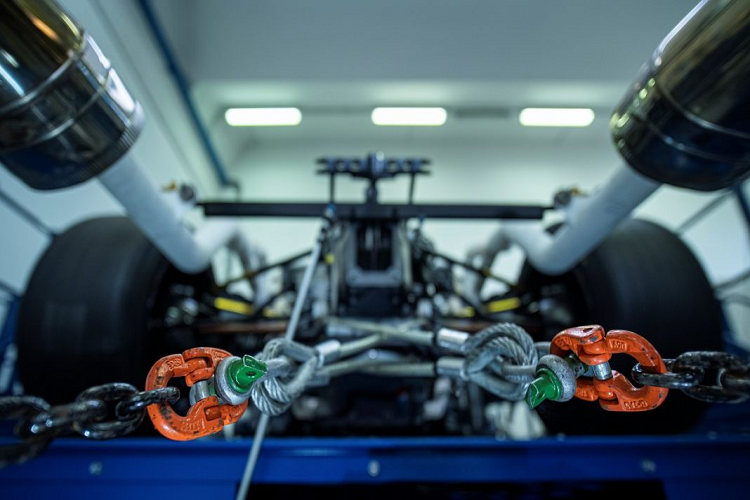 Sức mạnh đến từ khối động cơ sẽ được truyền đến bánh xe thông qua hộp số tuần tự do Xtrac cung cấp, đi cùng với đó là bộ vi-sai khóa tự động cơ khí. Chủ nhân của chiếc xe cũng có thể điều chỉnh bộ vi-sai này tùy thuộc vào đường đua và điều kiện vận hành.