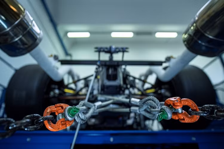 Sức mạnh đến từ khối động cơ sẽ được truyền đến bánh xe thông qua hộp số tuần tự do Xtrac cung cấp, đi cùng với đó là bộ vi-sai khóa tự động cơ khí. Chủ nhân của chiếc xe cũng có thể điều chỉnh bộ vi-sai này tùy thuộc vào đường đua và điều kiện vận hành.